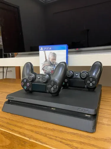 PS4 | PlayStation 4 Slim + 2 manetes + jogo | entrego e parcelo