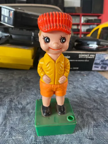 Boneco brinquedo antigo faz xixi