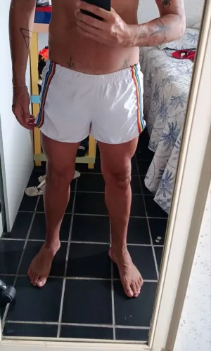 Short branco com detalhes na lateral 