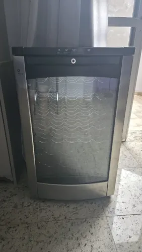 Adega climatizada GE 34 garrafas.