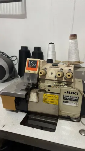 máquina de costura industrial overloque Juki MO-2304.