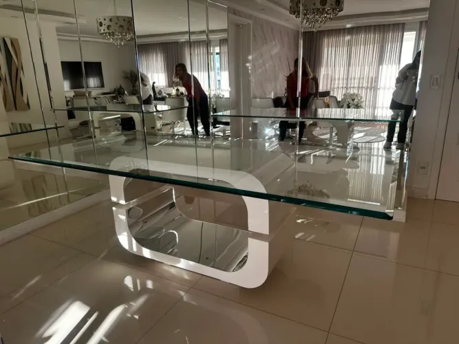 Mesa com vidro bisotado e pé laqueado