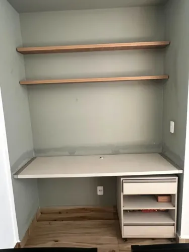 Mesa de Escritório, gaveteiro e prateleira