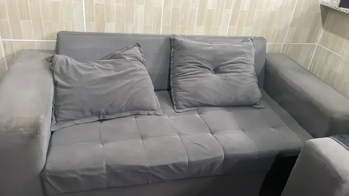 Sofá três lugares em perfeito estado com três almofadas 