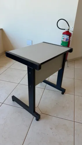 Mesa de Escritório Compacta com Rodas (Serve como mesa infantil/escolar)