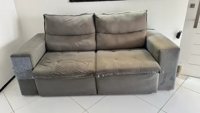 Sofá com poucas marcas de uso.