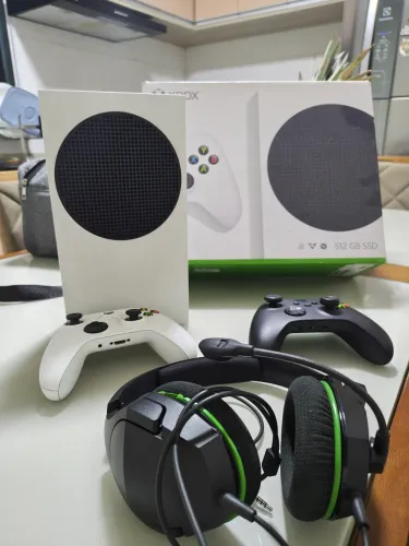 Xbox séries s, 2 controles e headset hiperx special Xbox.