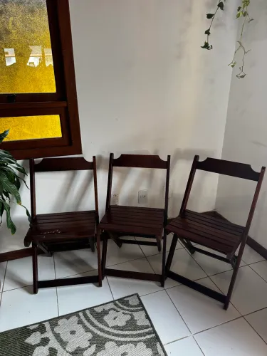 3 cadeiras de madeira dobráveis