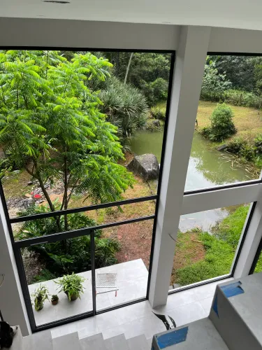 Casa com lago natural e piscina