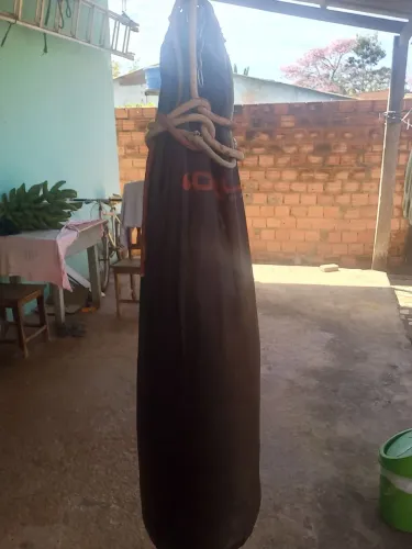 Saco de pancada grande.
