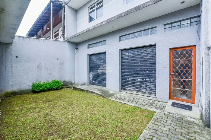 Imóvel para venda possui 360 metros quadrados com 3 quartos em Sítio Cercado - Curitiba -