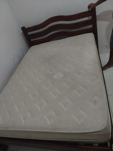 Vende-se cama de Jatobá com colchão 