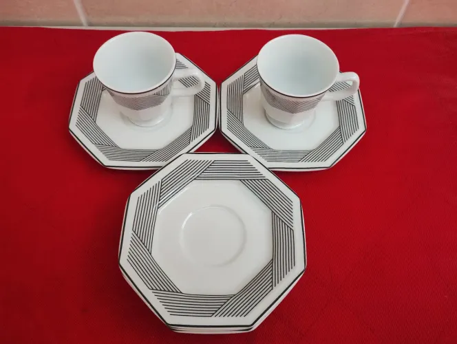 02 xícaras de café com 05 pires em porcelana Schmidt 