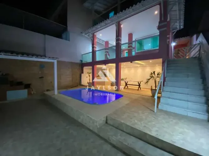 Casa de rua - Triplex / Residencial / Guadalupe