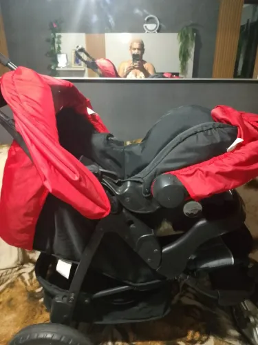 Carrinho Kiddo e bebê conforto 