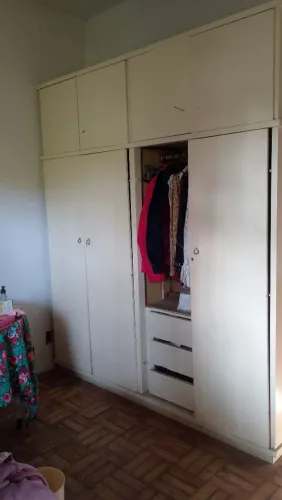 Guarda roupa de madeira maciça e compensado antigo.