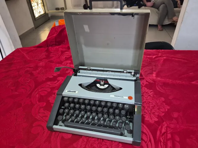 Máquina de escrever Olivetti, modelo Tropical anos 80!!! Item de Colecionador!!!