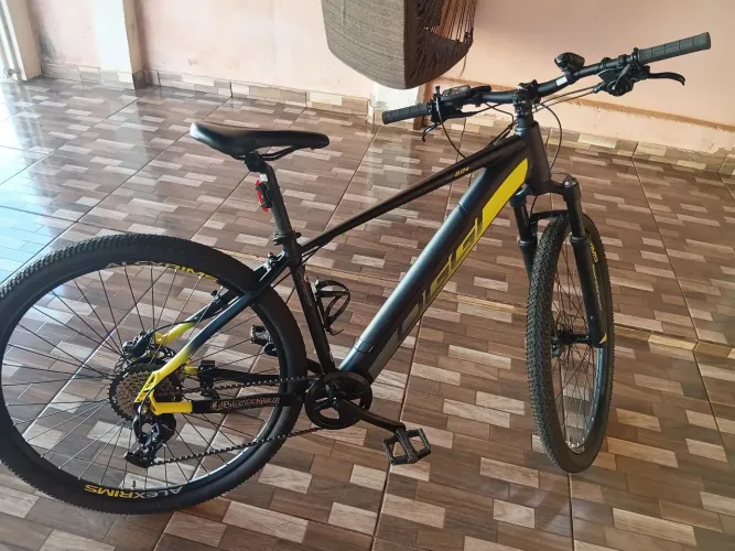 Bicicleta oggi 8.0s com apenas 900km rodados
