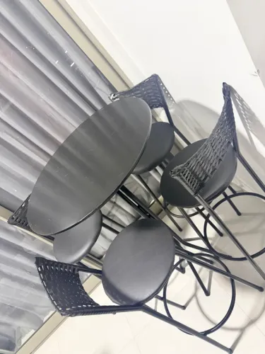 Mesa e banquetas