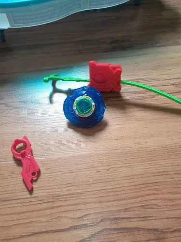Beyblade Infinity Nado com lançador Super Whisker