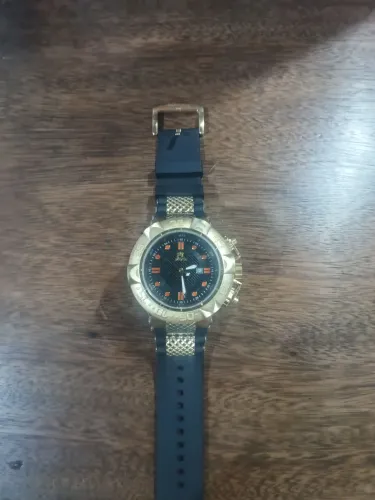 Relógio Invicta  Dourado com Pulseira Preta - Estilo e Presen