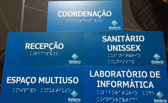 5 Placas identificação de sala Estácio