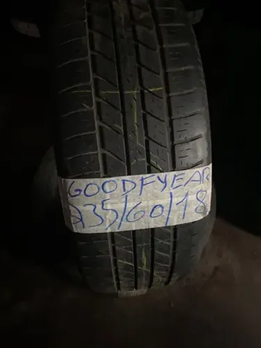 Pneu 235/60R18 Goodyear.