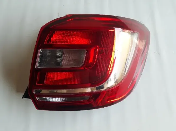 Renault Sandero 2016 - Lanterna traseira direito.