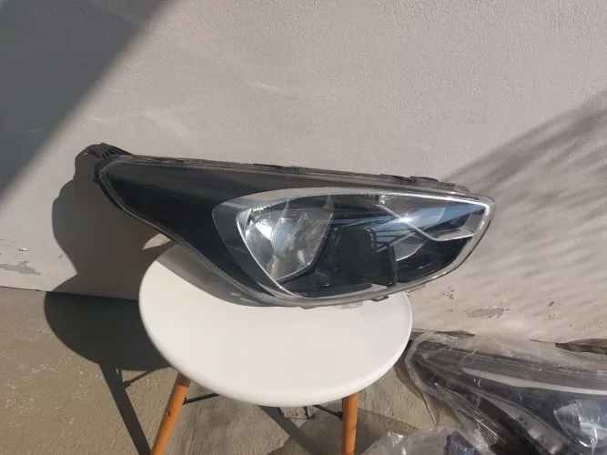 Farol direito Ford Ka Freestyle preto com friso cromado máscara negra fumê