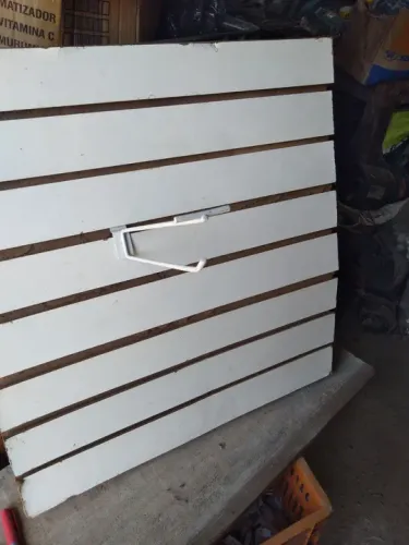 Gancho espositor porta preço para painel canaletado