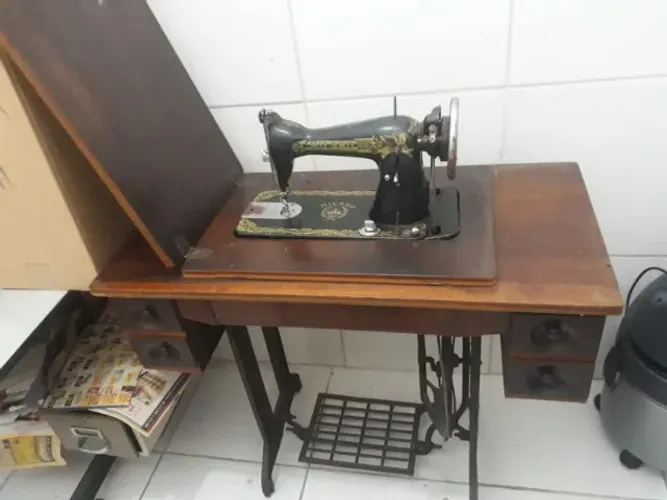 Máquina de Costura antiga Milano com bancada de madeira