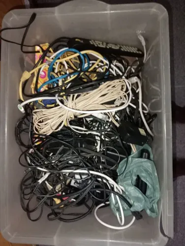 Caixas de Fios Desorganizadas