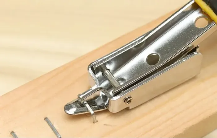 Extrator de Grampo Sofá Estofado Cadeira Caixote Madeira etc - Removedor de Grampos