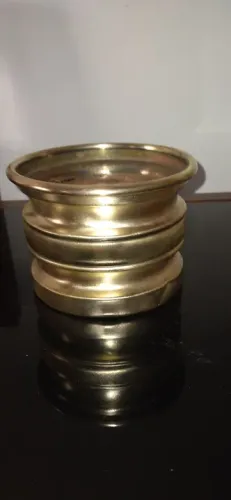 Cachepot pequeno de metal dourado