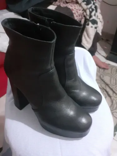 Botas de couro preto com salto alto