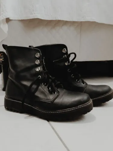 Coturno Feminino Preto - Confortável e em ótimo estado