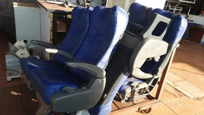 Bancos duplos 03 pares em corvim encosto alto reclináveis com cinto e apoio de braço usado