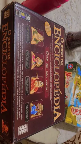 É um jogo de blefe e criatividade.