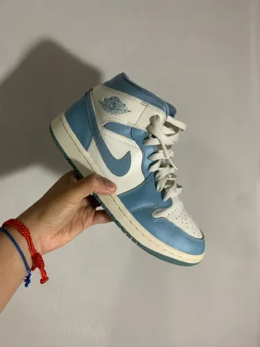 Air Jordan 1 Mid UNC - Azul e Branco