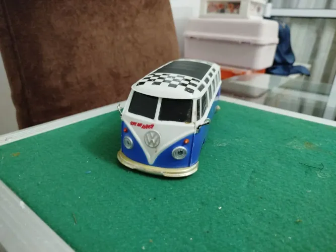 Kombi Volkswagen Van Samba Scale 1/24 da Maisto 