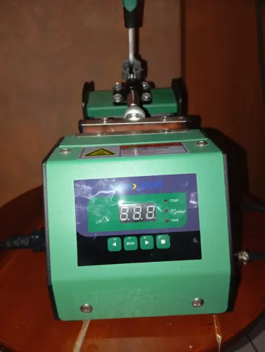Prensa Térmica pessonaliza canecas
