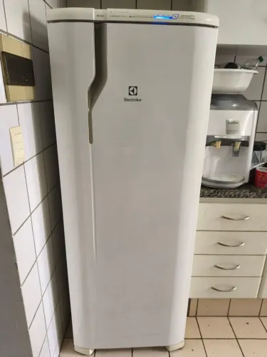 Geladeira Eletrolux RE31 240L - Na compra da geladeira GANHE um FOGÃO de brinde