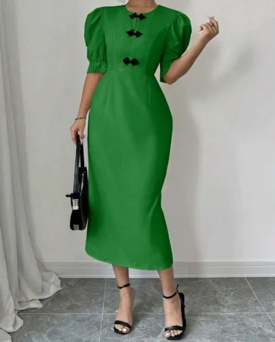 Vestido Verde Elegante com Detalhes em Preto