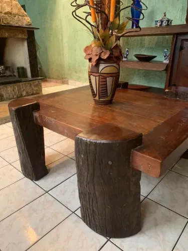 Mesa de Centro em Madeira Maciça com Design Rústico
