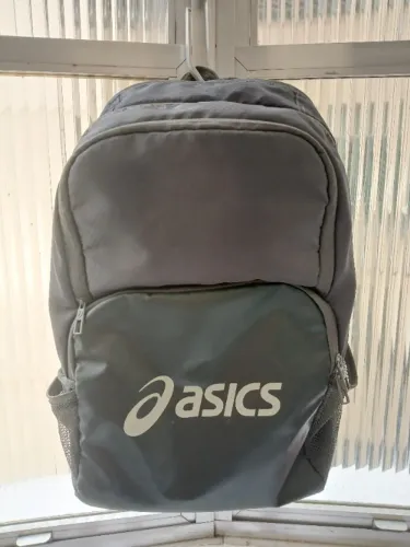 Mochila Asics Original Cinza e Preta - Bom Estado