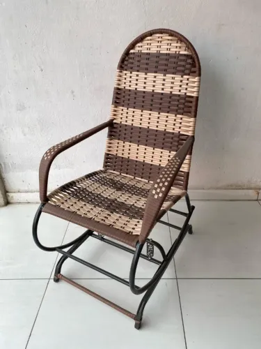CADEIRA DE BALANÇO DE FIBRA E FERRO DE PROMOÇÃO 