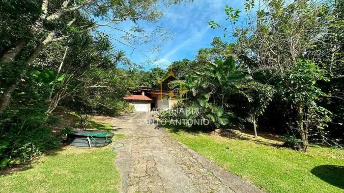 Amplo terreno com casa rústica no Caminhos dos Açores em Santo Antônio de Lisboa