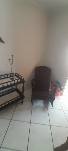 Cadeira de balanço de madeira