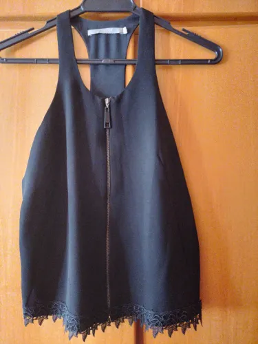 Blusa cavada com fecho