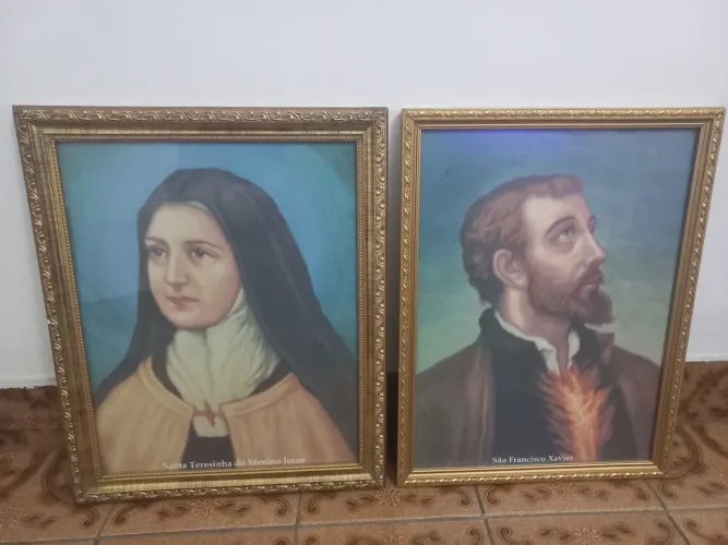  2 Quadro antigo religiosos Santa Teresinha e São Francisco Xavier moldura madeira 